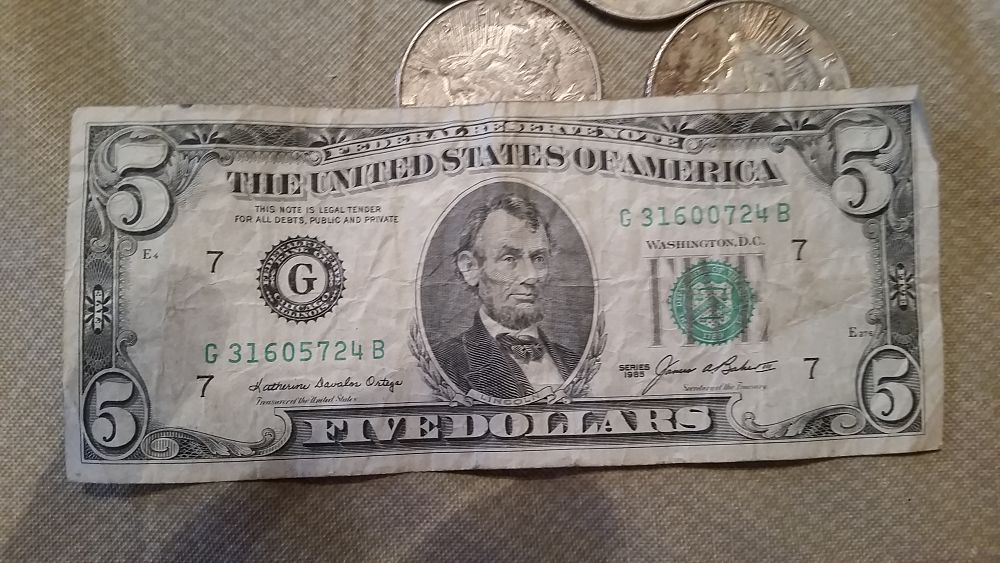 Hello-I-Am-Trying-To-Find-Out-The-Value-And-Best-Place-To-Sell-This-$5-Mismatched-Serial-Number-Note